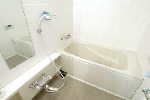 諦めてたお風呂の鏡の汚れ。「水垢」と「石鹸カス」汚れは対処法が真逆？