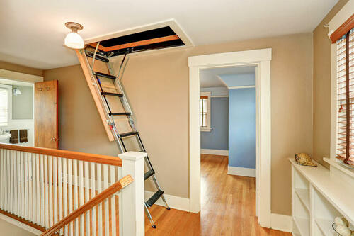 屋根裏収納どう上る？階段でのアクセスがおすすめの理由と注意点