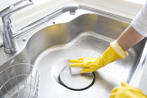 シンク汚れの掃除方法をご紹介 キッチンはいつもピカピカに 家事 オリーブオイルをひとまわし