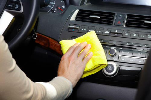車の内装の掃除方法。シートに染み込んだ汚れは自分で掃除できる？