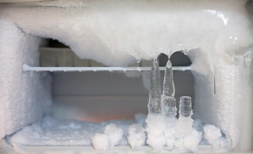 分厚い霜がついた冷凍庫内の写真