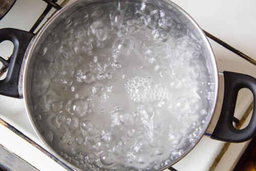 グツグツとお湯が沸騰している鍋の写真