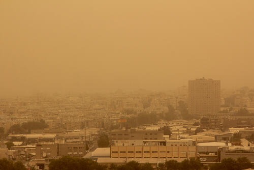 黄砂で視界が悪くなった街の風景