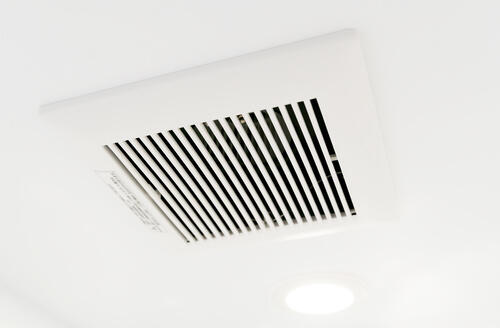 天井埋め込み型換気扇も掃除できる？注意点や便利なアイテムを紹介！