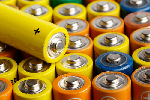 使用済み電池を回収廃棄する方法。種類別の捨て方と回収時の注意点