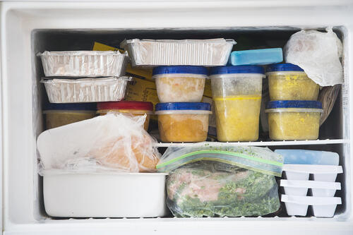 冷凍庫と冷蔵庫が臭いときは？原因と適切な対処法まとめ