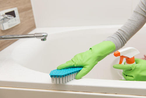 鏡の水垢の落とし方。クエン酸や酸性洗剤を使った方法を紹介！