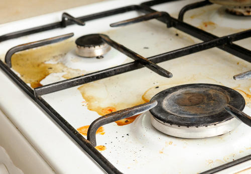 キッチンの油汚れを重曹を使って落とす方法とは。正体は埃だった？
