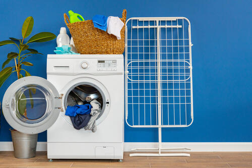 洗濯機ラックでスッキリ収納！洗濯機上のデッドスペースの活用方法