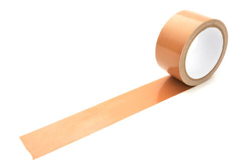 ガムテープを簡単に剥がす方法とは？粘着剤の跡もすっきり除去！