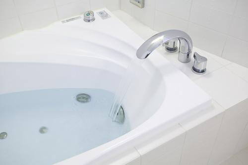 浴槽には何Lの水が入るの？容量や水道代について詳しく解説