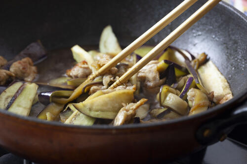 【菜箸置き】で料理中の悩みを解決！お玉と一緒に置けるタイプが人気