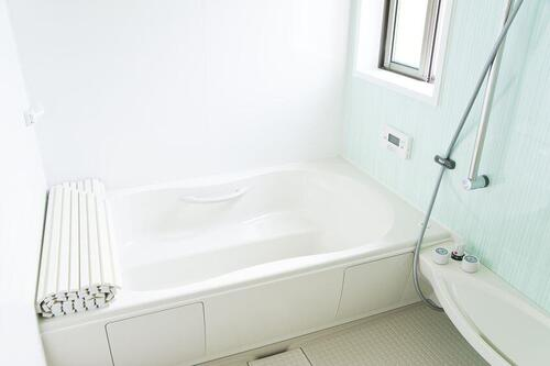浴槽の青い汚れ「銅石鹸」とは？簡単な落とし方と予防策も徹底解説！