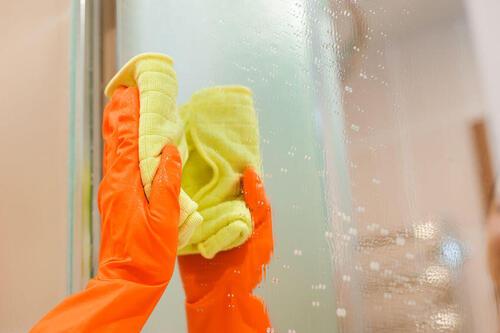 風呂の鏡につくウロコ状の水垢。どうやって対処する？