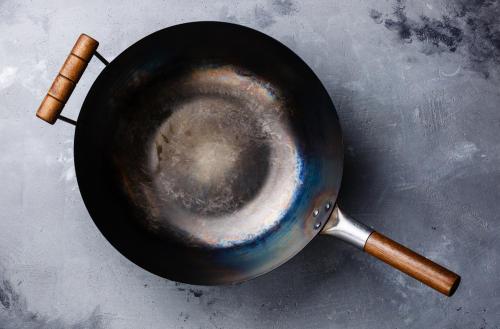 鉄製中華鍋の手入れ方法。ガンコな焦げ付きを簡単に落とすコツとは？