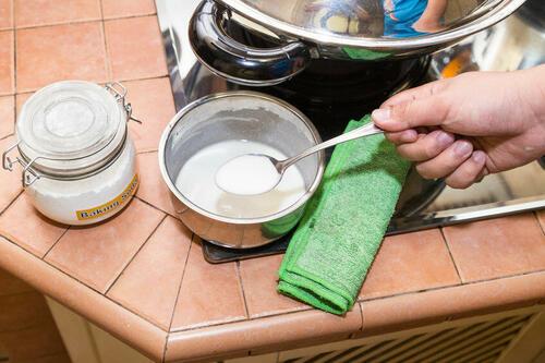 重曹の使い方を紹介！キッチンの掃除や料理に大活躍する便利アイテム
