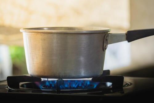 湯煎のために鍋にお湯を沸かしているところのイメージ写真