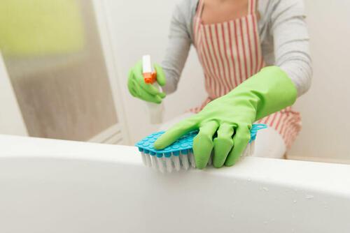 気になる手垢、水垢を落とす！風呂掃除のポイントとおすすめ掃除道具
