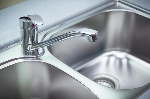 ステンレスの水垢を効果的に落とすには 注意点と予防策も徹底解説 家事 オリーブオイルをひとまわし