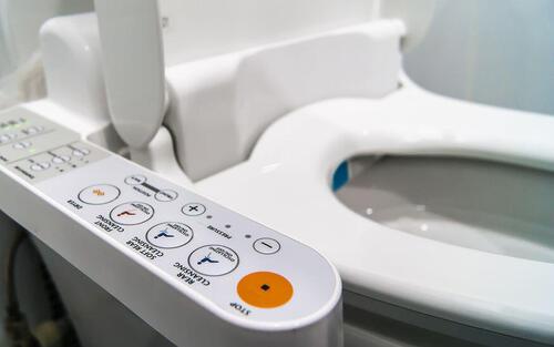 トイレの臭いは尿石や黄ばみが原因！取り方や対策はどうする？