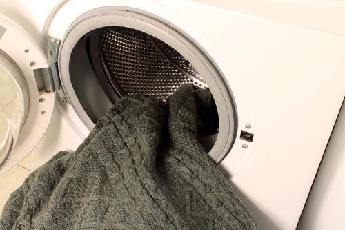 ニットを洗濯機で洗う方法とは？縮んだニットの戻し方も紹介
