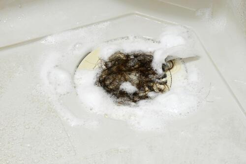 お風呂の排水口に汚れをためないコツ！カビや臭いを取る方法も紹介