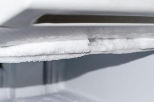 冷凍庫（冷蔵庫）の霜取りは必要？簡単な方法と注意点をチェック