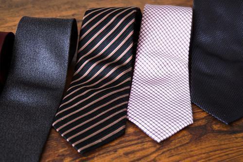 ネクタイをキレイに収納する簡単な方法とは？ハンガーやケースも紹介