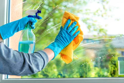窓掃除の仕方は簡単！必要な道具や洗剤を使うときの注意点も解説