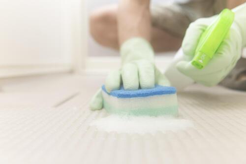 お風呂の床の黒ずみ｜原因と効率的な掃除方法、予防方法まで徹底解説