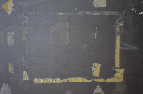 ベタベタに残ったガムテープの跡の写真