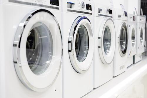 コインランドリーの白い洗濯乾燥機の写真