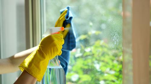 窓ガラス掃除に使える裏技とは？簡単にキレイにする方法やコツを解説