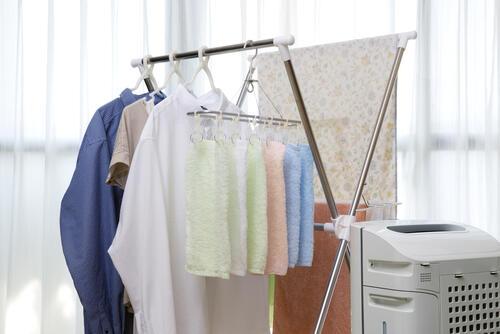 布団乾燥機で洗濯物を乾かしているところのイメージ写真