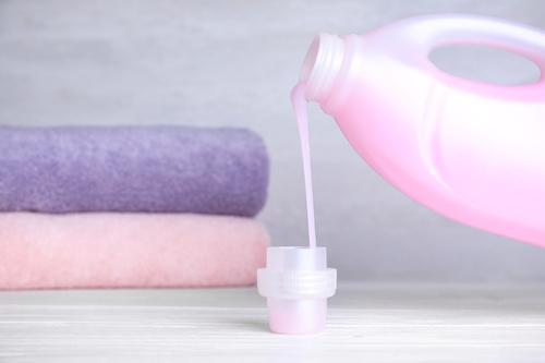 タオルと、柔軟剤をイメージしたピンクのボトルの写真
