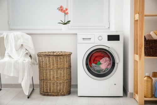 洗濯物が詰まったドラム式洗濯機の写真