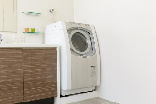洗濯パンの上に設置された洗濯機の写真