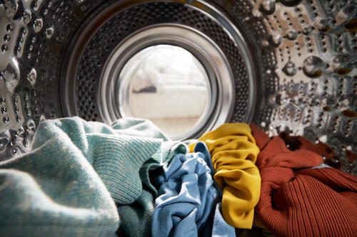 衣類が入っているドラム式洗濯機の槽内の写真