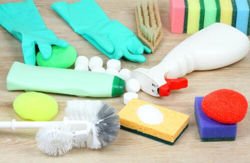 掃除に使うさまざまな洗剤やゴム手袋、スポンジなどの写真
