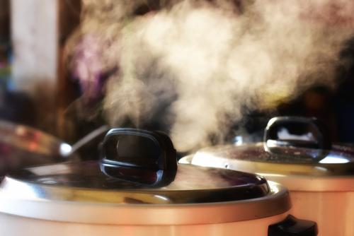 蒸気を噴出する炊飯器の写真