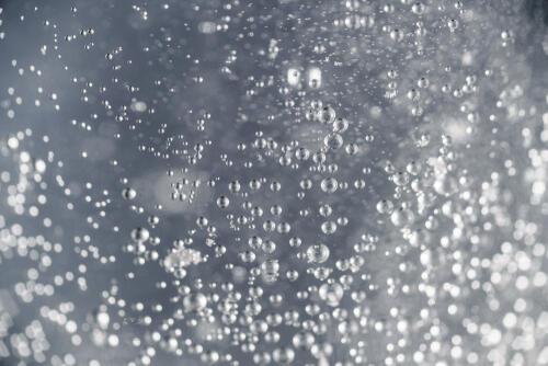 クエン酸と重曹、お湯を混ぜることによる「発泡」のイメージ写真