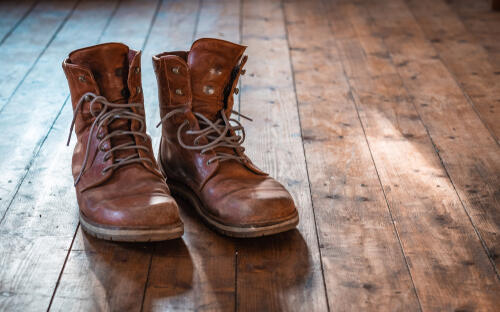 履き古された革靴のイメージ写真