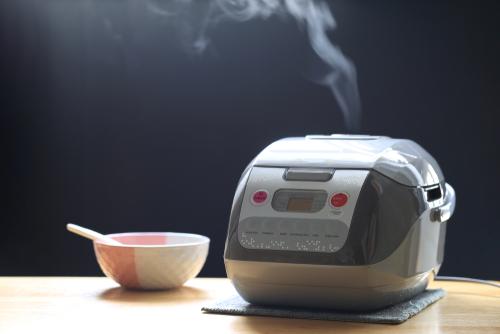 炊飯器から蒸気が立ち上っているところの写真
