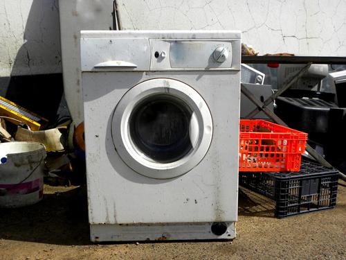 捨てられた洗濯機