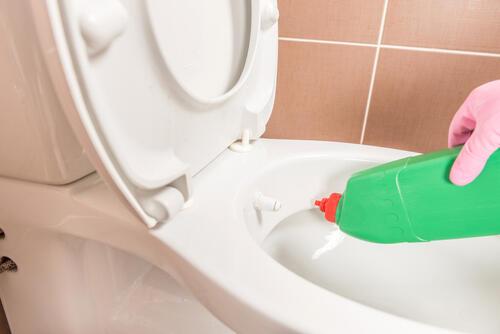 酸性洗剤を使ってトイレ掃除をしているイメージ写真