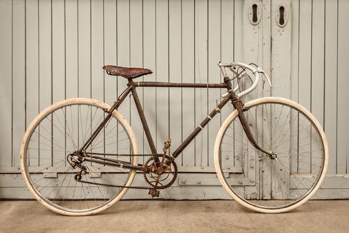 至るところにサビが発生した自転車の写真