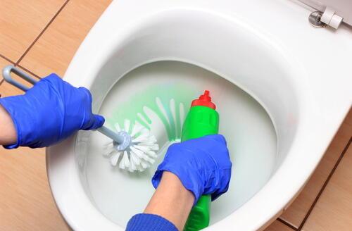 トイレ専用洗剤で便器掃除をしているところの写真