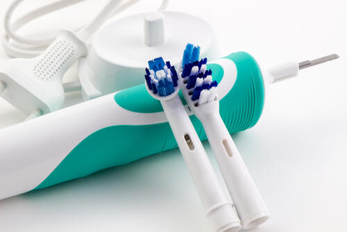 電動歯ブラシの替えブラシと充電器などが写った写真