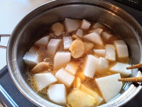 大根・しょうが・調味料を加えて煮る