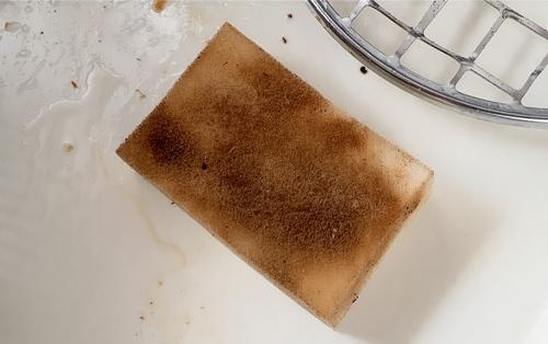 こんなに汚れていた!スポンジは茶色に